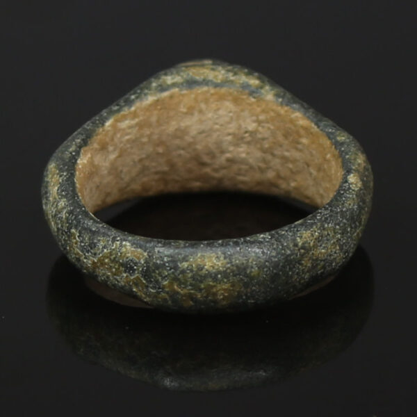 Roman ring depicting a dolphin